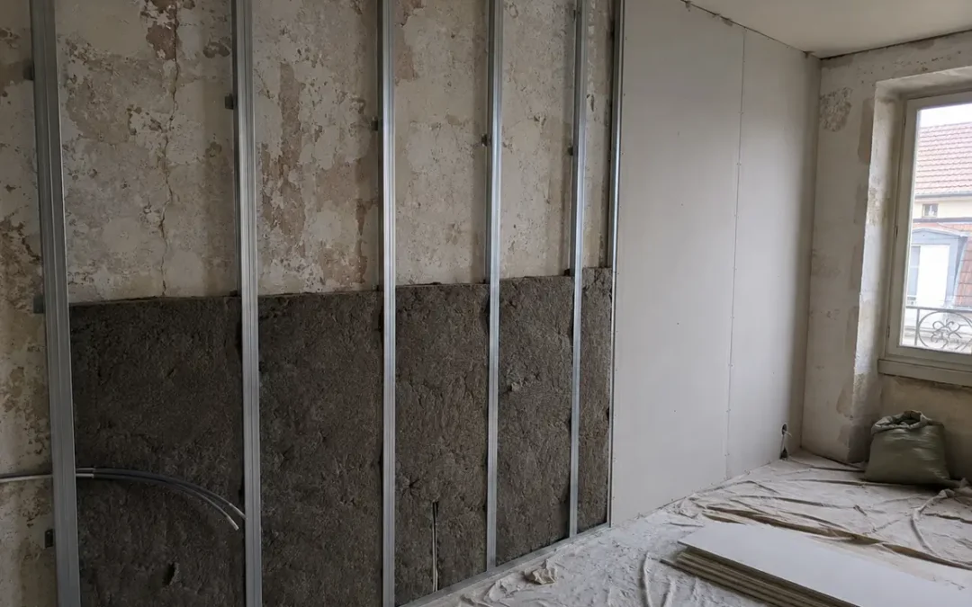 Isolation phonique d&rsquo;un mur mitoyen : solutions, épaisseurs et prix