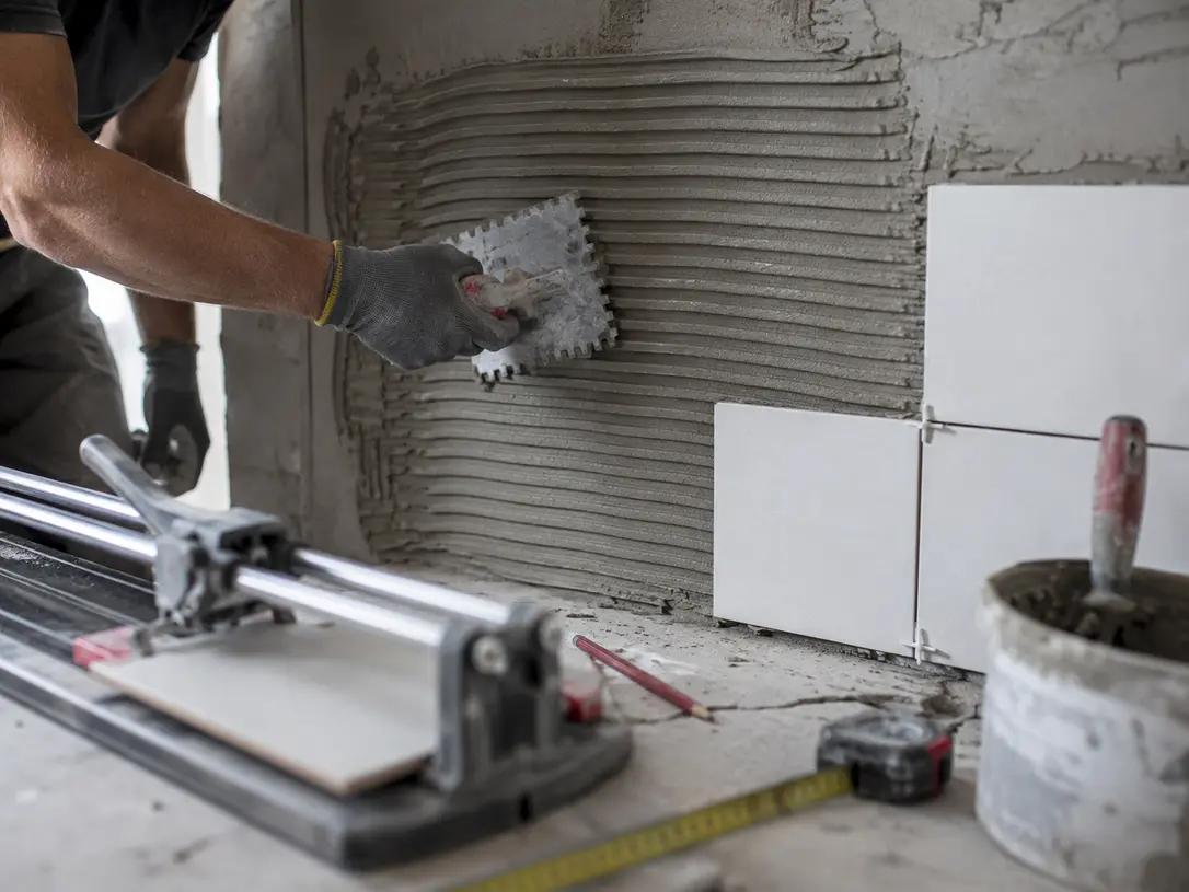 Calepinage et pose de carreaux avec découpes précises