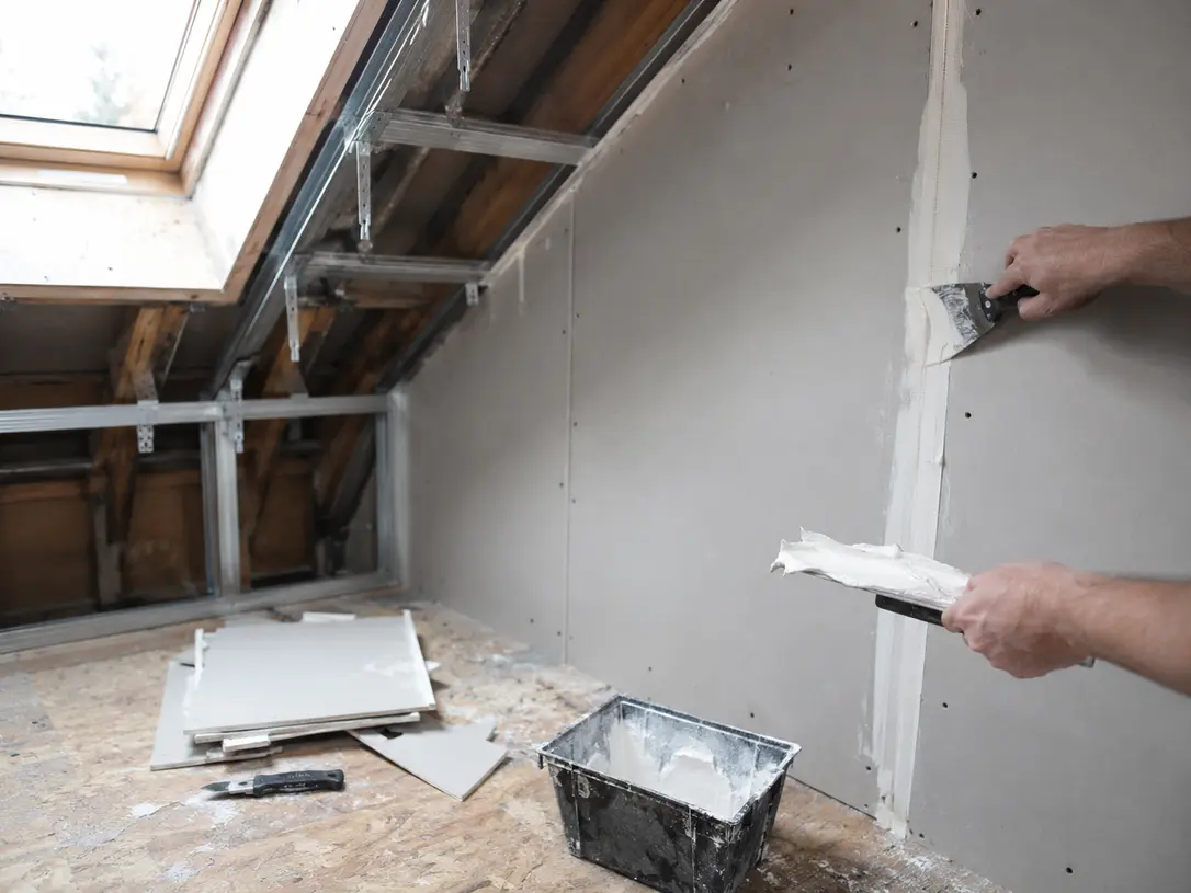 Fermeture d’un doublage isolant avec des plaques de plâtre
