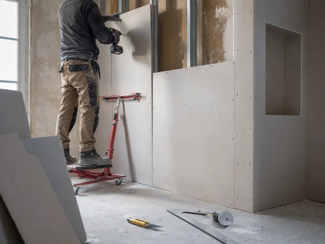 Pose de plaques de plâtre et intégration des réseaux