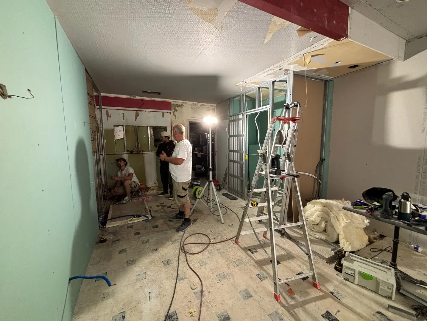 Aménagement intérieur en cours pendant la rénovation du restaurant à Biarritz