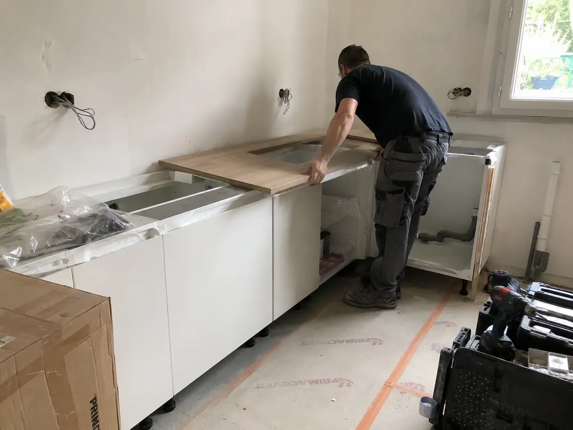 Cuisine moderne posée dans un logement rénové