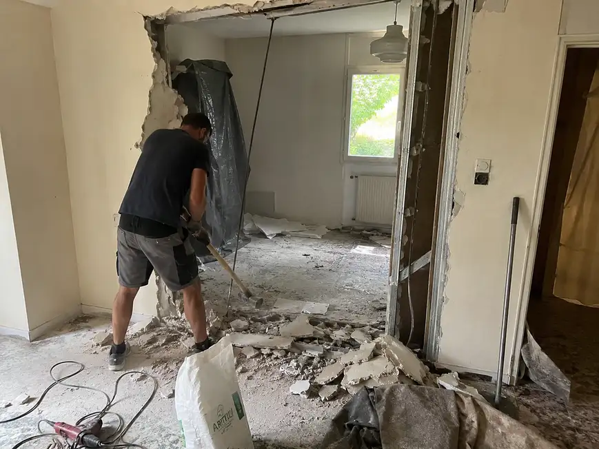 Travaux de démolition intérieure et dépose de cloisons