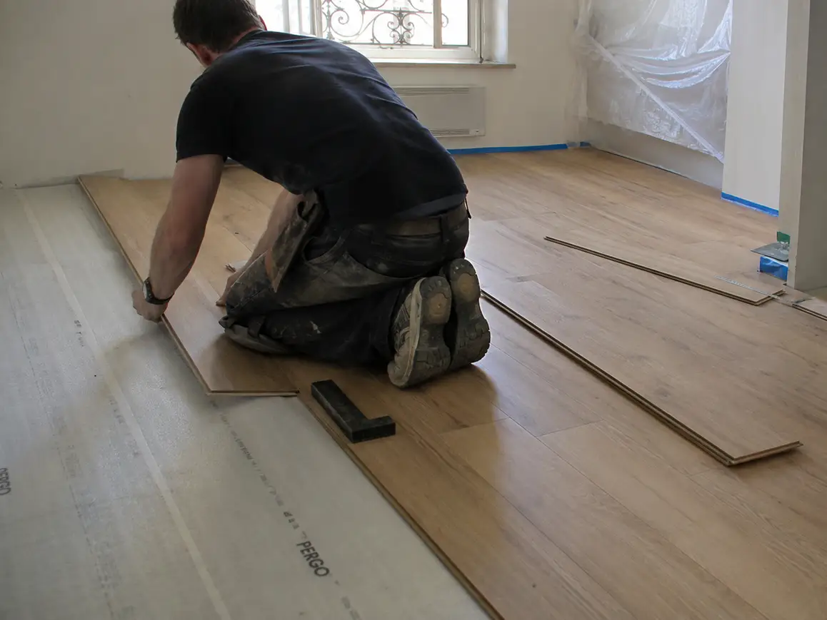 Pose de parquet flottant dans un intérieur rénové