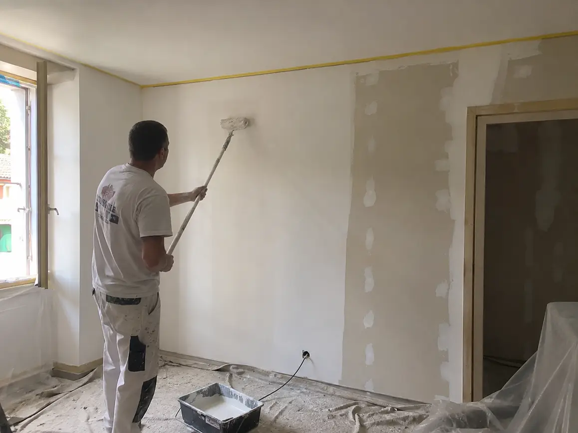 Travaux de peinture sur les murs et plafonds