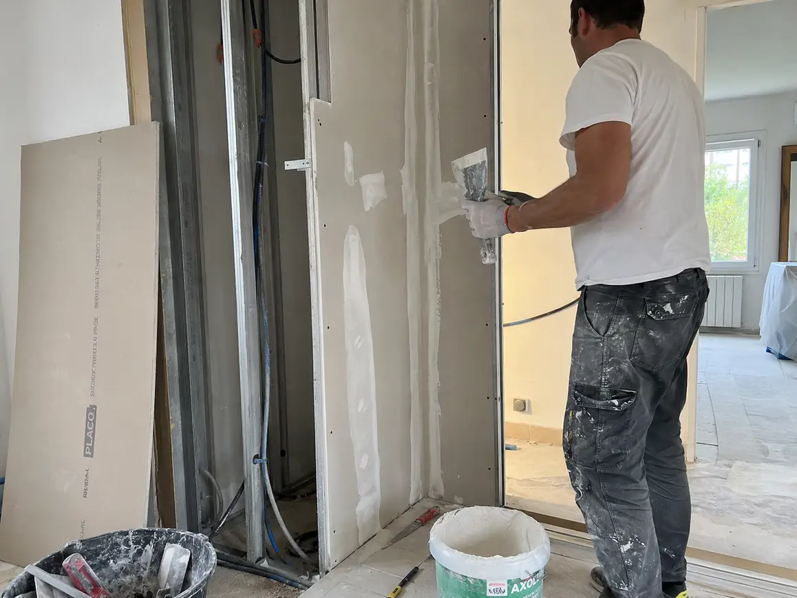 Travaux de plâtrerie et de plaquisterie intérieure