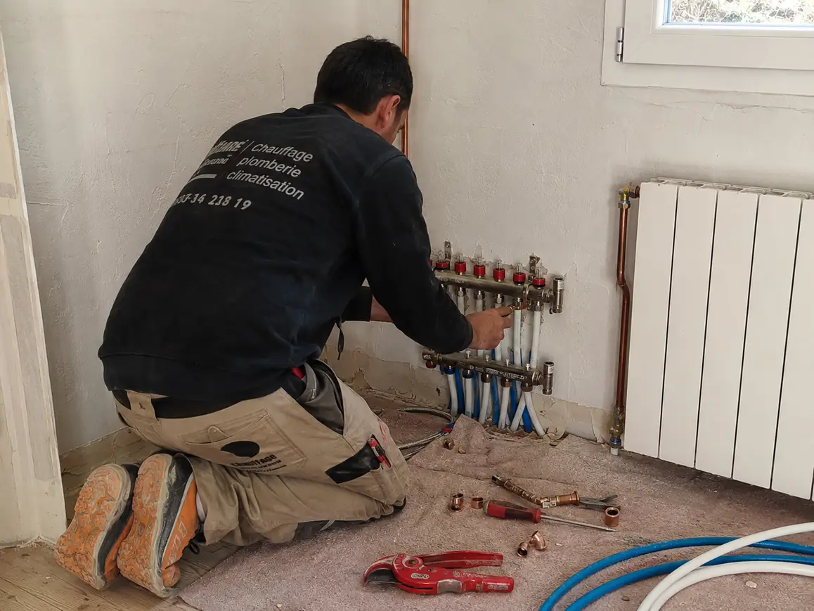 Travaux de plomberie et de chauffage dans un logement
